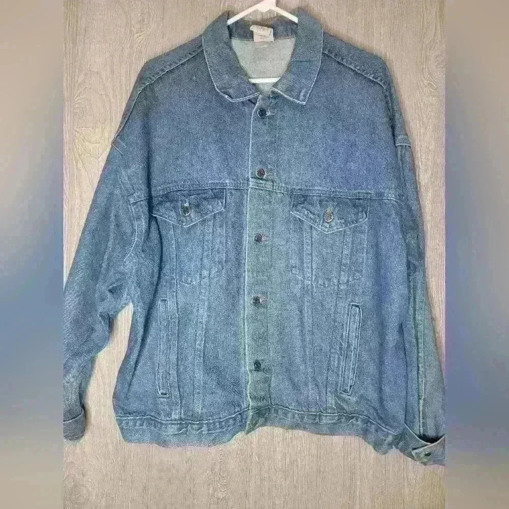 ♡Vintage embossed dragon jean jacket. Made‎ in the U.S.A. size large 100% cotton